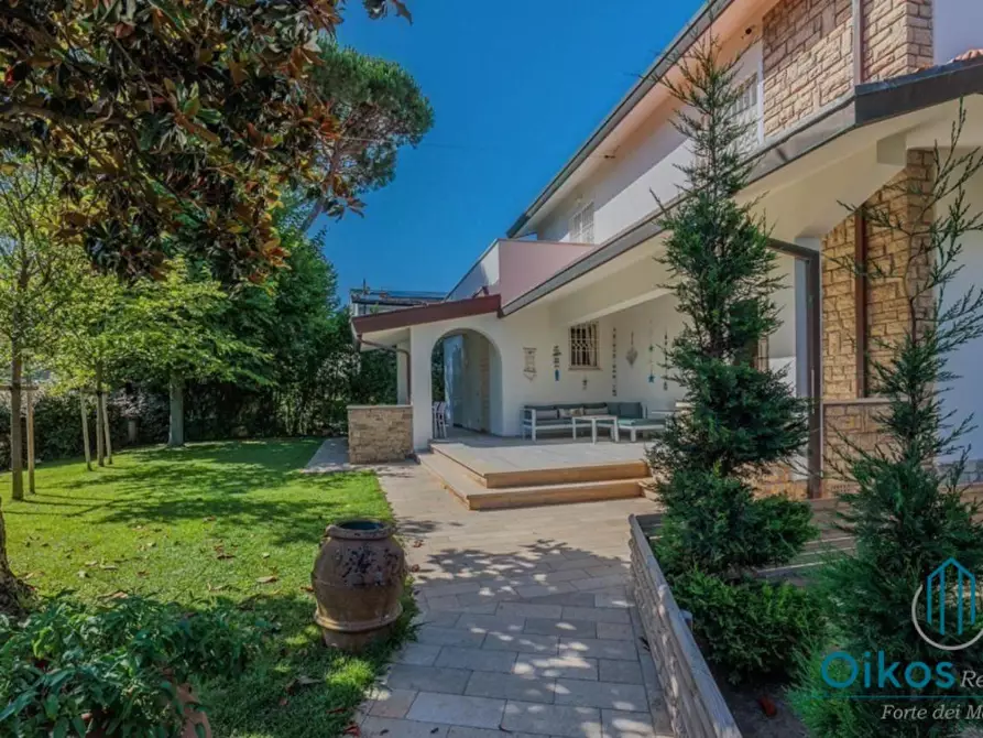 Immagine 30 di Villa in vendita  a Forte Dei Marmi
