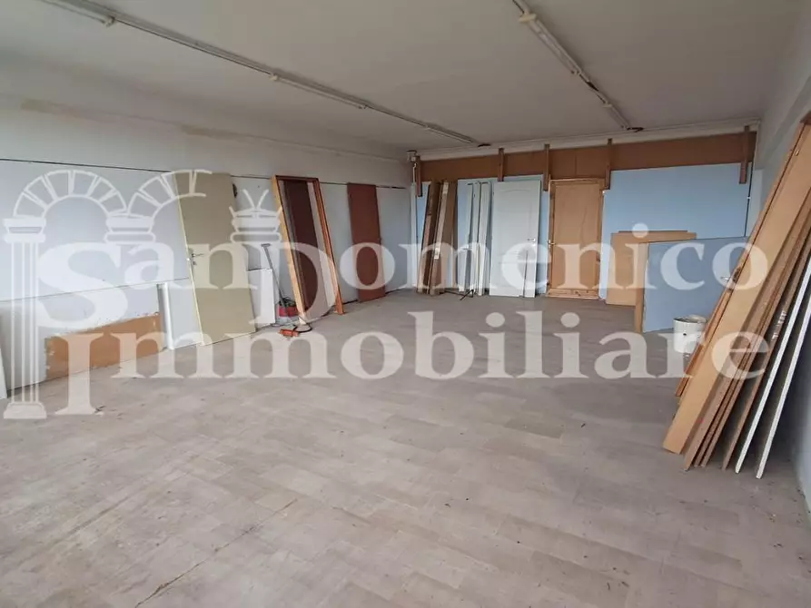 Immagine 7 di Locale commerciale in affitto  a Cascina