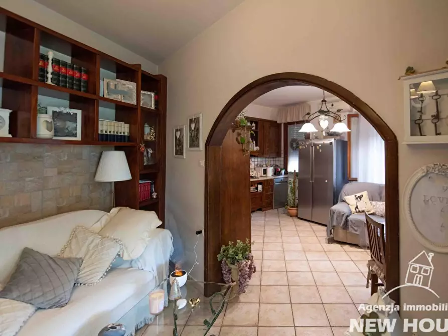 Immagine 2 di Villa in vendita  a Vecchiano