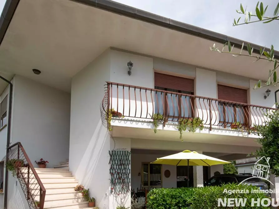 Immagine 1 di Villa in vendita  a Vecchiano