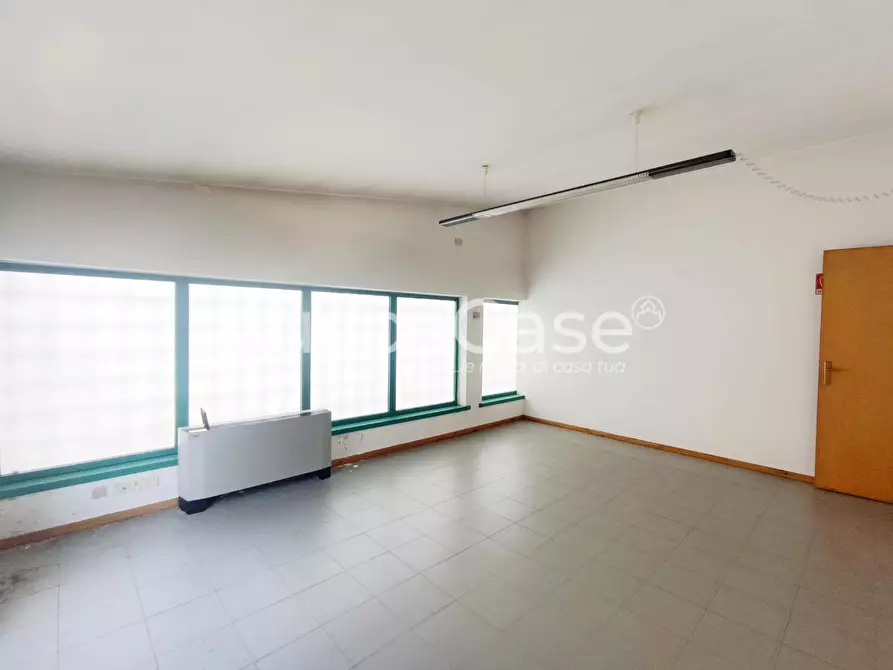 Immagine 7 di Ufficio in affitto  a Lucca