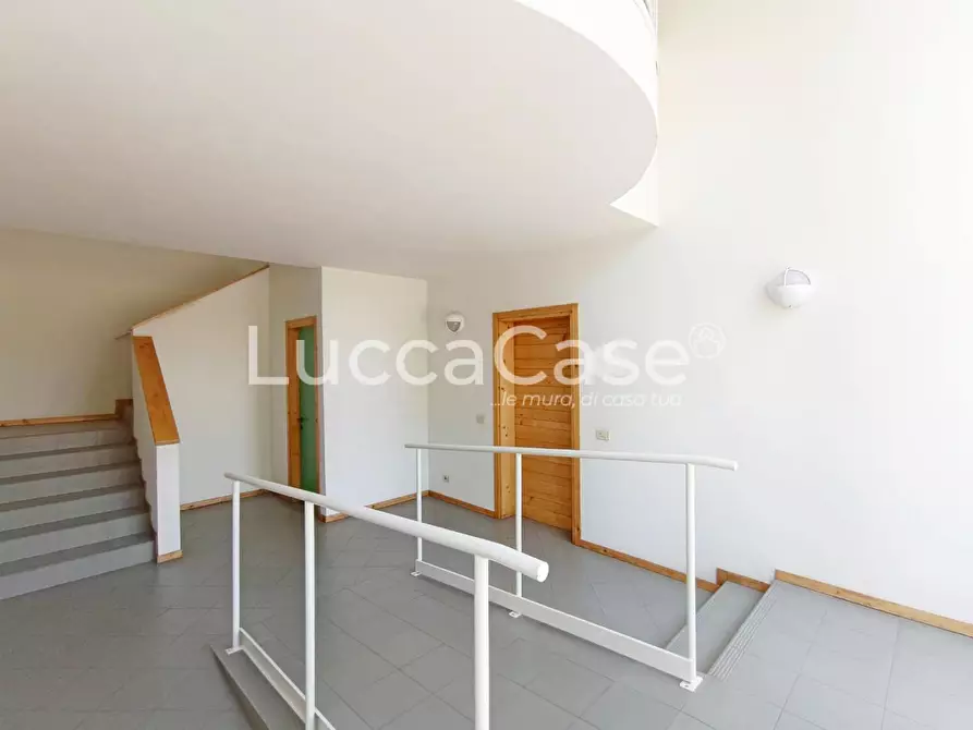 Immagine 15 di Ufficio in affitto  a Lucca