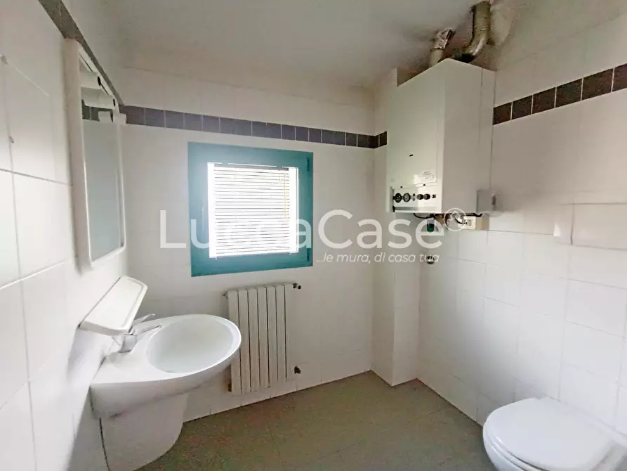 Immagine 10 di Ufficio in affitto  a Lucca