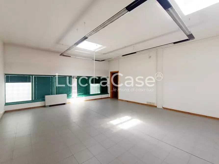 Immagine 2 di Ufficio in affitto  a Lucca