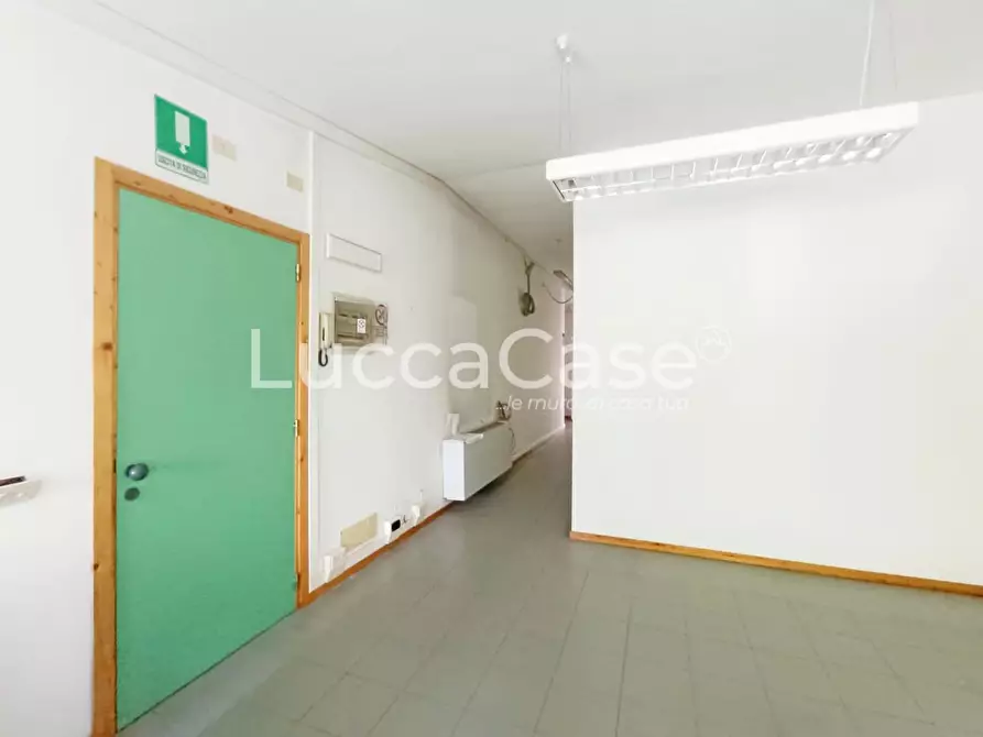 Immagine 9 di Ufficio in affitto  a Lucca