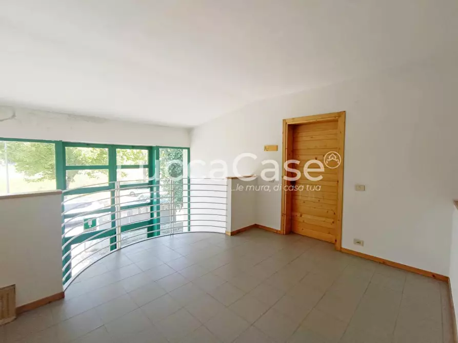 Immagine 11 di Ufficio in affitto  a Lucca