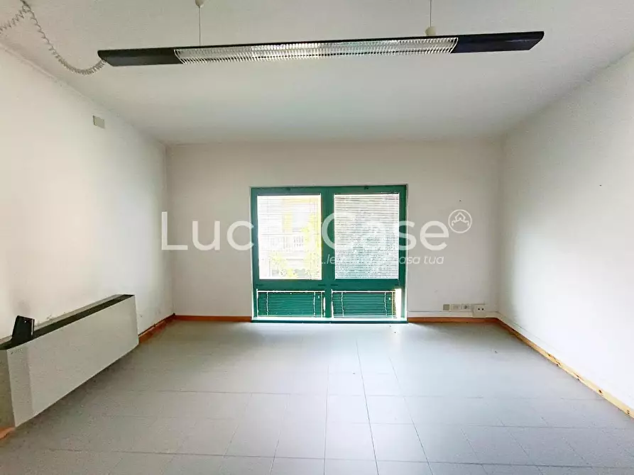 Immagine 5 di Ufficio in affitto  a Lucca