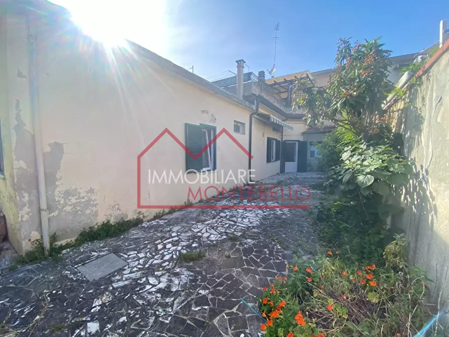 Immagine 48 di Villa in vendita  a Viareggio