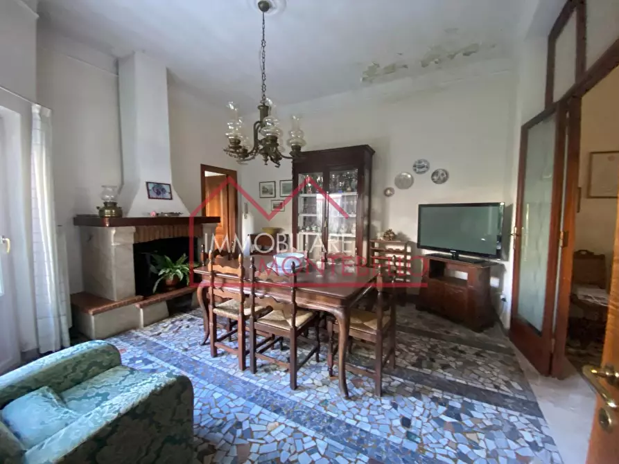 Immagine 2 di Villa in vendita  a Viareggio