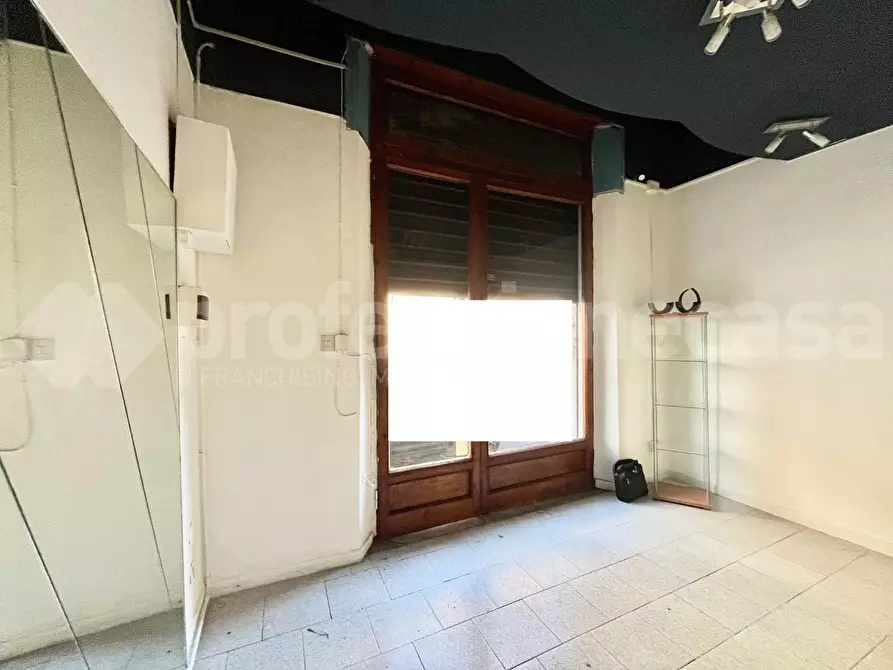 Immagine 8 di Locale commerciale in vendita  a Pisa