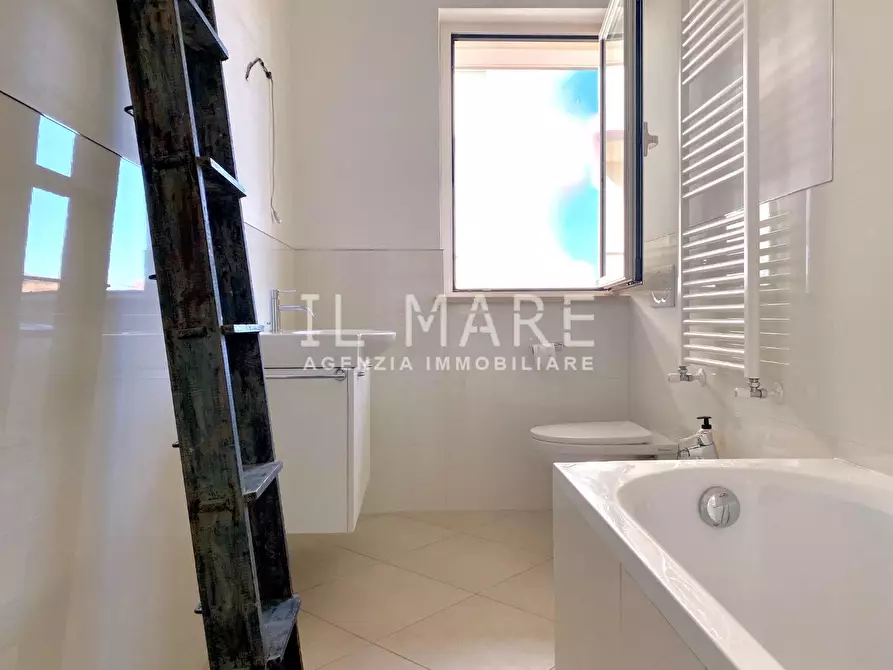 Immagine 11 di Appartamento in vendita  a Massa