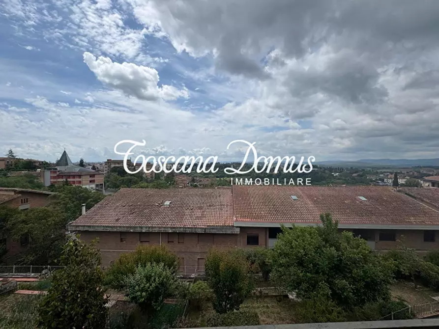 Immagine 10 di Appartamento in vendita  a Siena