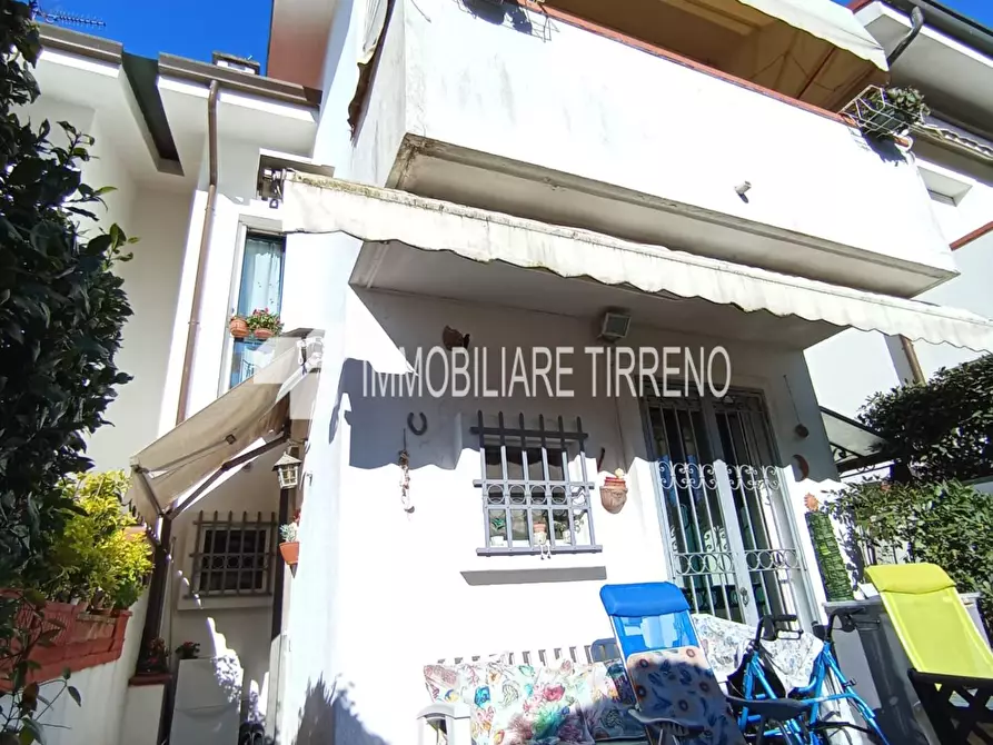 Immagine 1 di Villetta a schiera in vendita  a Massa