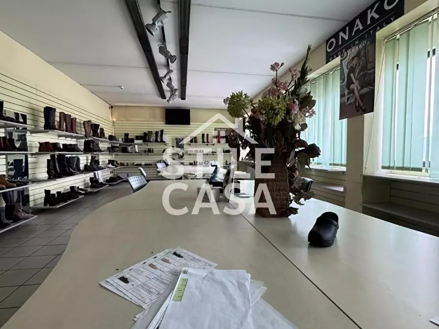 Immagine 14 di Capannone industriale in affitto  a Altopascio