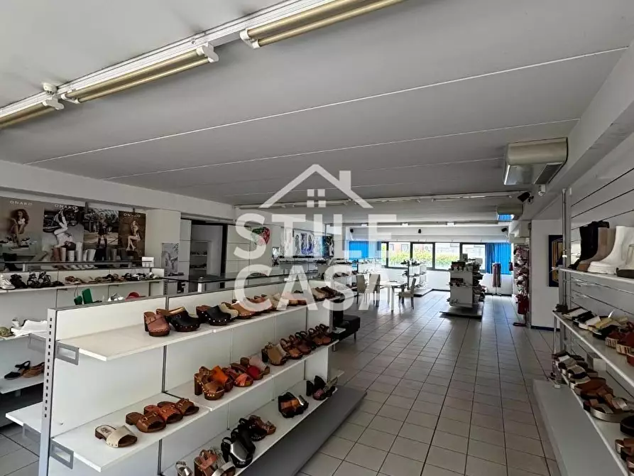 Immagine 2 di Capannone industriale in affitto  a Altopascio