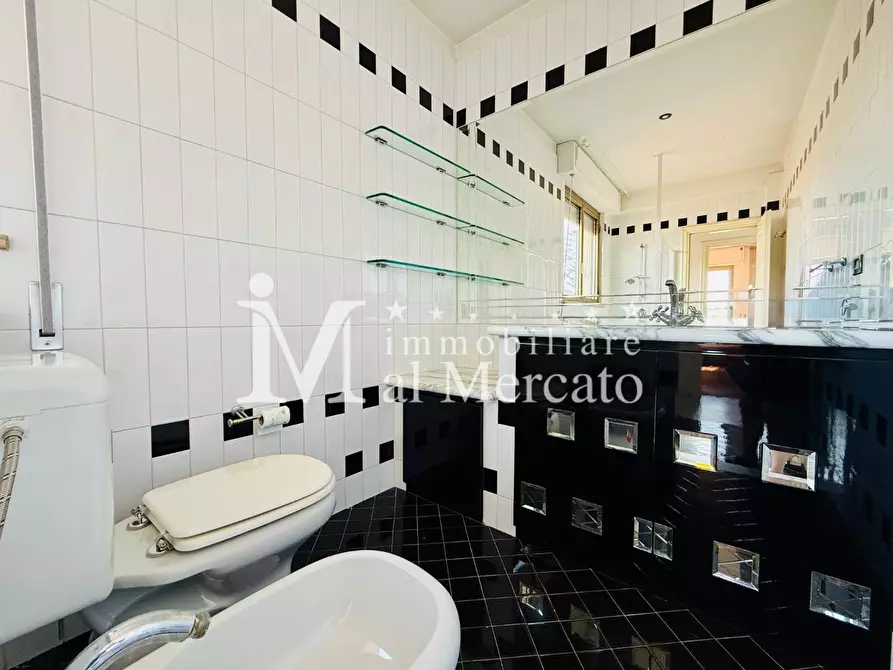 Immagine 58 di Porzione di casa in vendita  a Viareggio