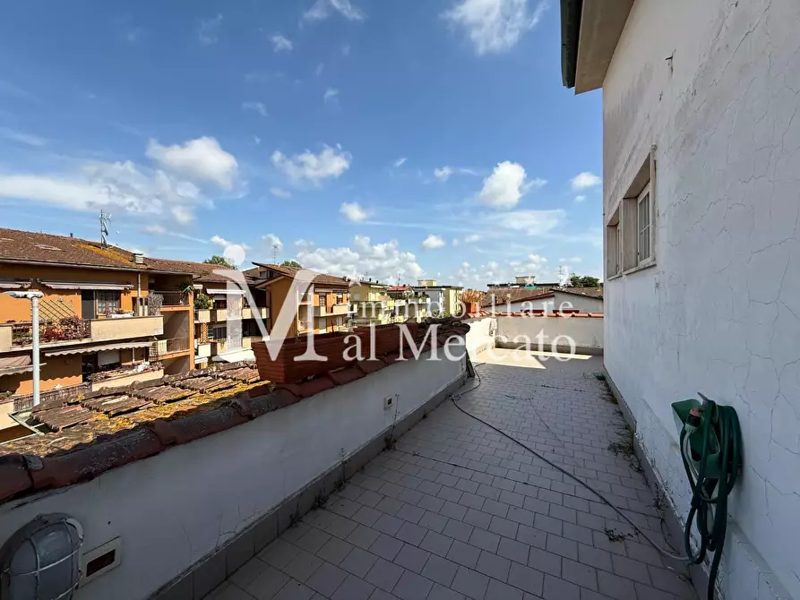 Immagine 56 di Porzione di casa in vendita  a Viareggio