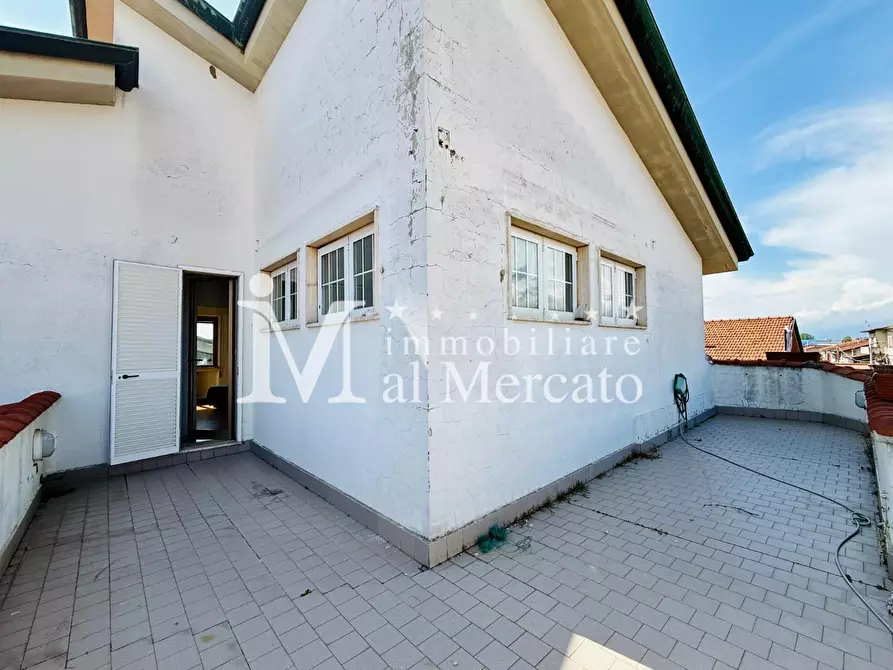Immagine 55 di Porzione di casa in vendita  a Viareggio