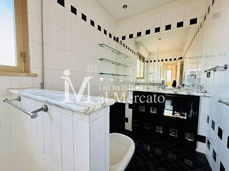 Immagine 57 di Porzione di casa in vendita  a Viareggio