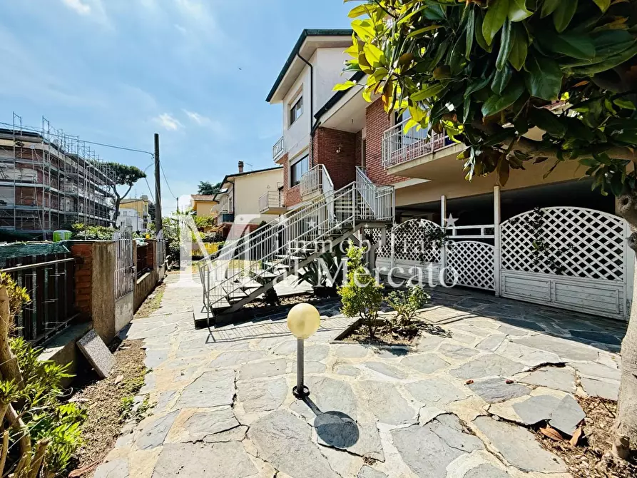 Immagine 63 di Porzione di casa in vendita  a Viareggio