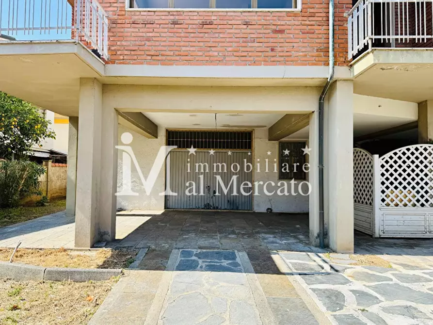 Immagine 61 di Porzione di casa in vendita  a Viareggio