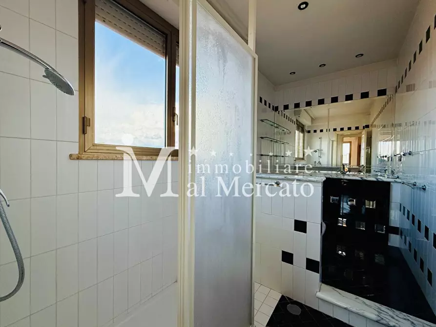 Immagine 59 di Porzione di casa in vendita  a Viareggio