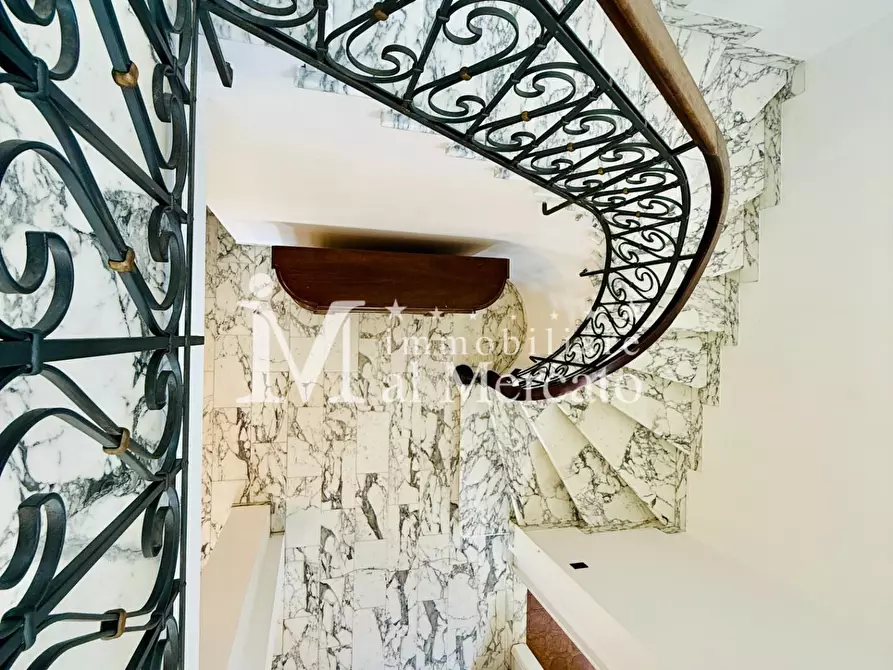 Immagine 38 di Porzione di casa in vendita  a Viareggio