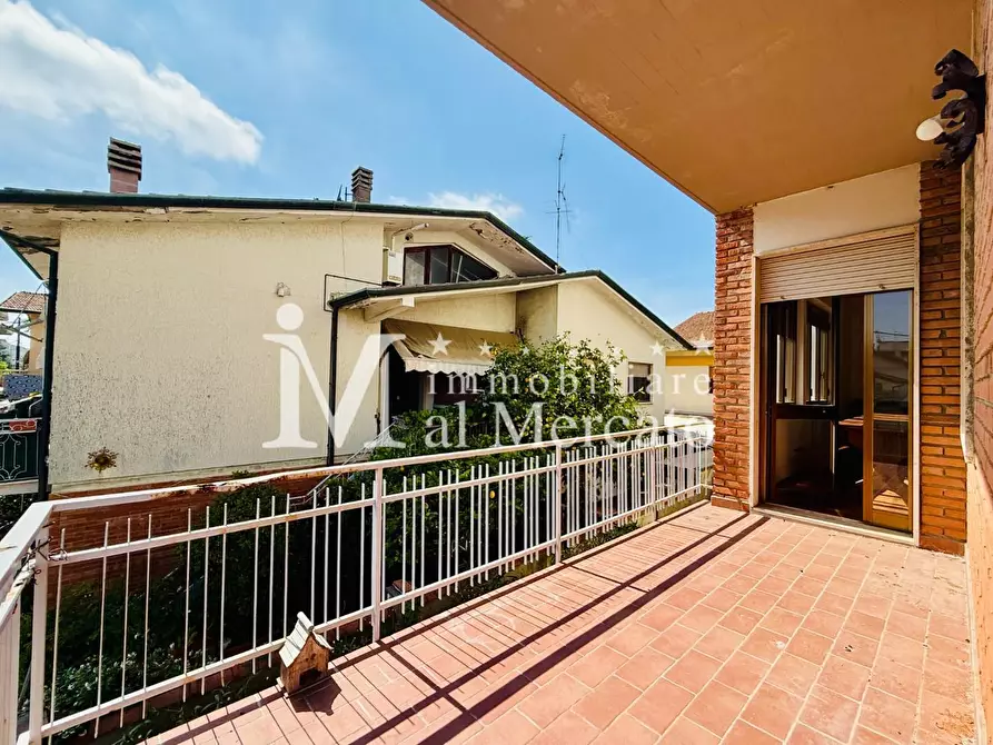 Immagine 21 di Porzione di casa in vendita  a Viareggio