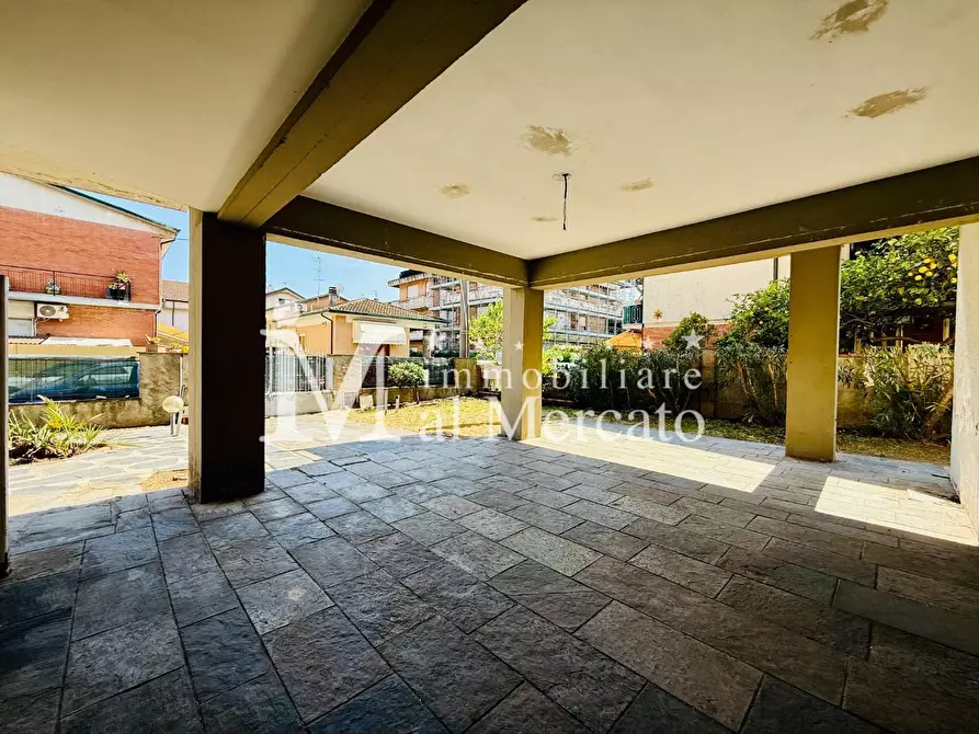 Immagine 4 di Porzione di casa in vendita  a Viareggio