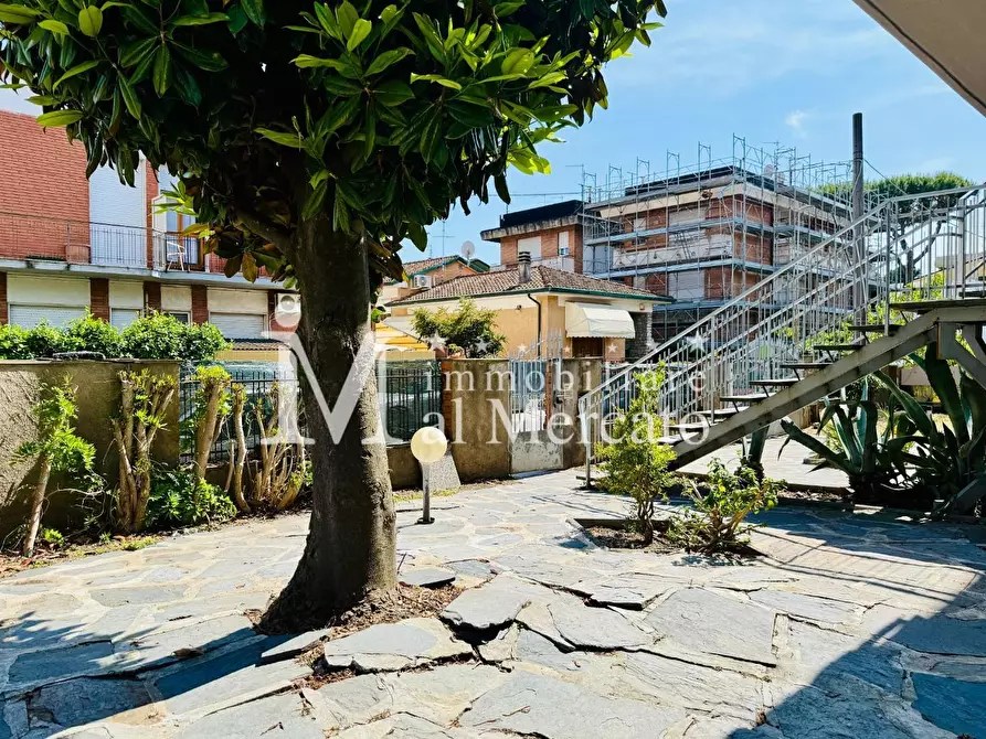 Immagine 64 di Porzione di casa in vendita  a Viareggio