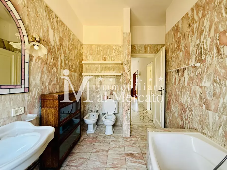 Immagine 36 di Porzione di casa in vendita  a Viareggio