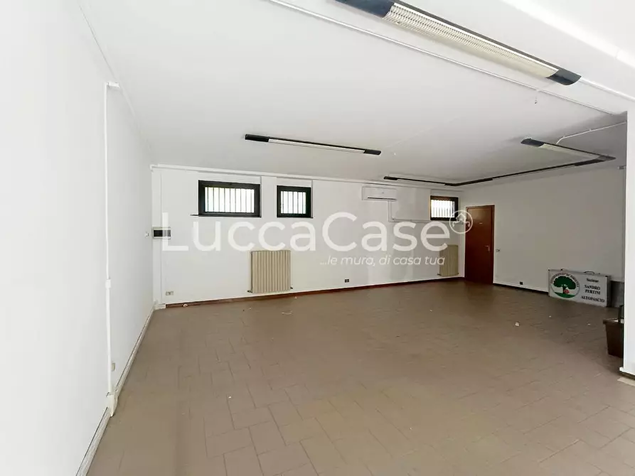 Immagine 6 di Locale commerciale in affitto  a Lucca