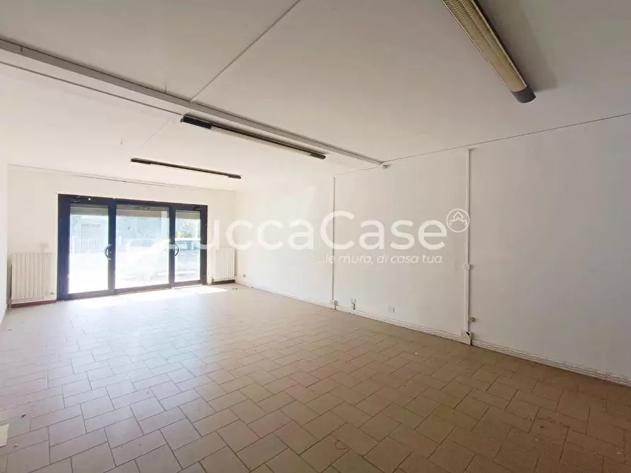 Immagine 2 di Locale commerciale in affitto  a Lucca