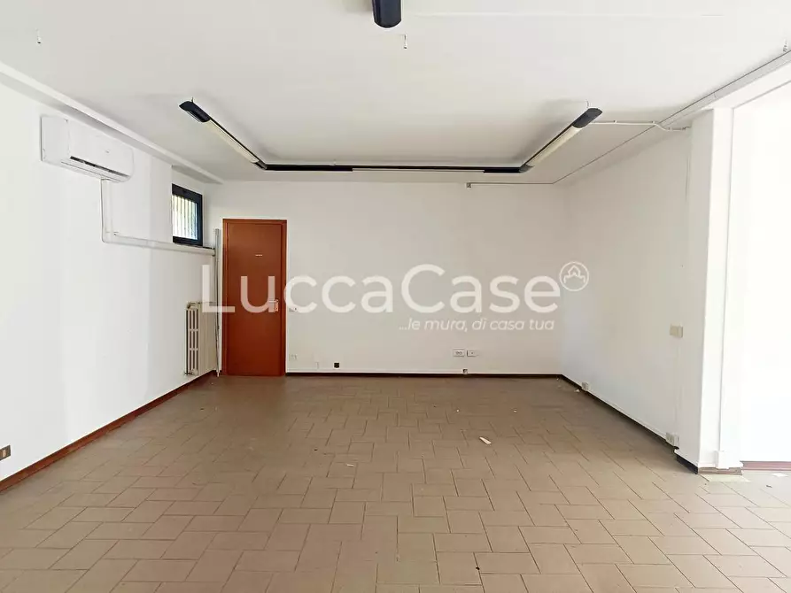 Immagine 4 di Locale commerciale in affitto  a Lucca