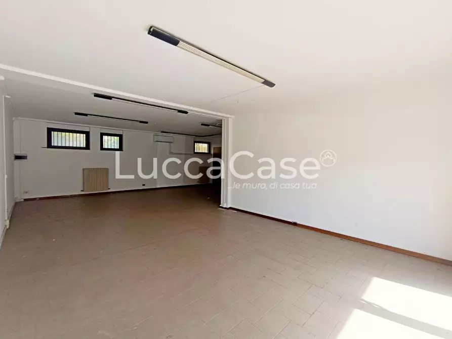 Immagine 5 di Locale commerciale in affitto  a Lucca