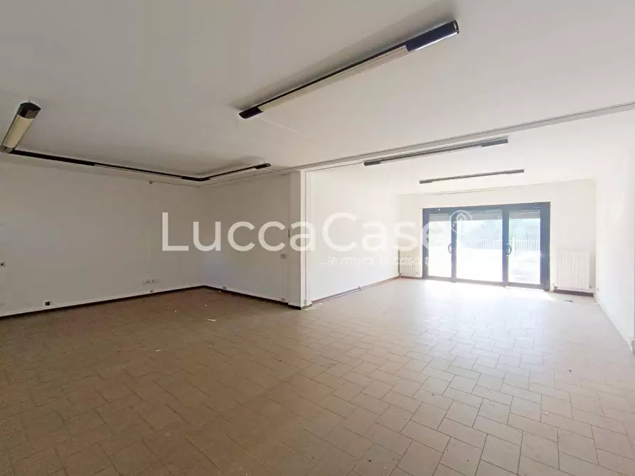 Immagine 3 di Locale commerciale in affitto  a Lucca