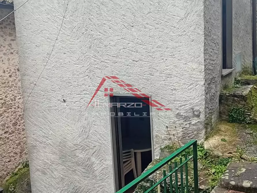 Immagine 2 di Porzione di casa in vendita  a Seravezza