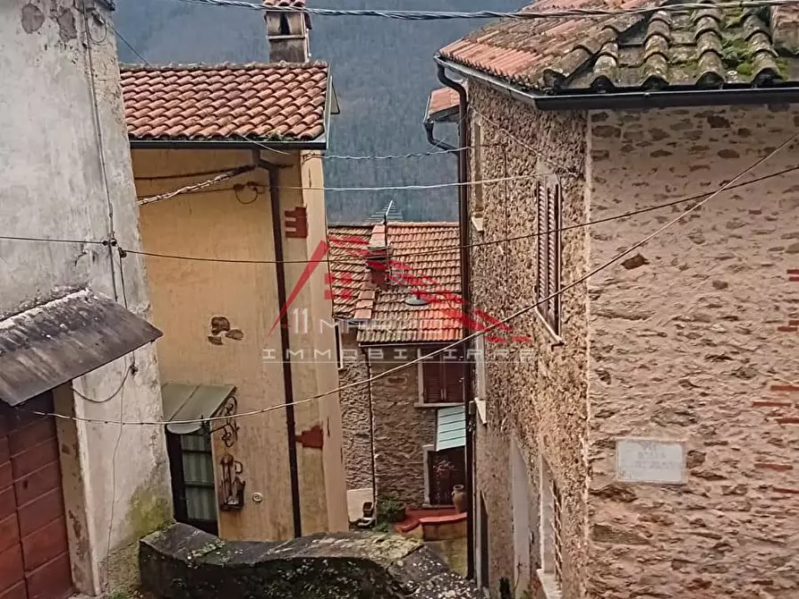 Immagine 12 di Porzione di casa in vendita  a Seravezza