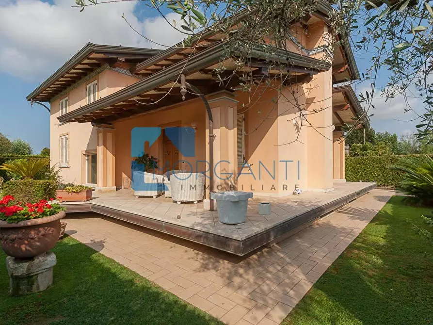 Immagine 1 di Villa in vendita  a Pietrasanta