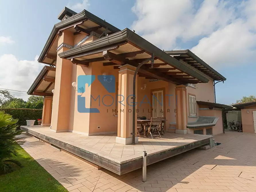 Immagine 2 di Villa in vendita  a Pietrasanta