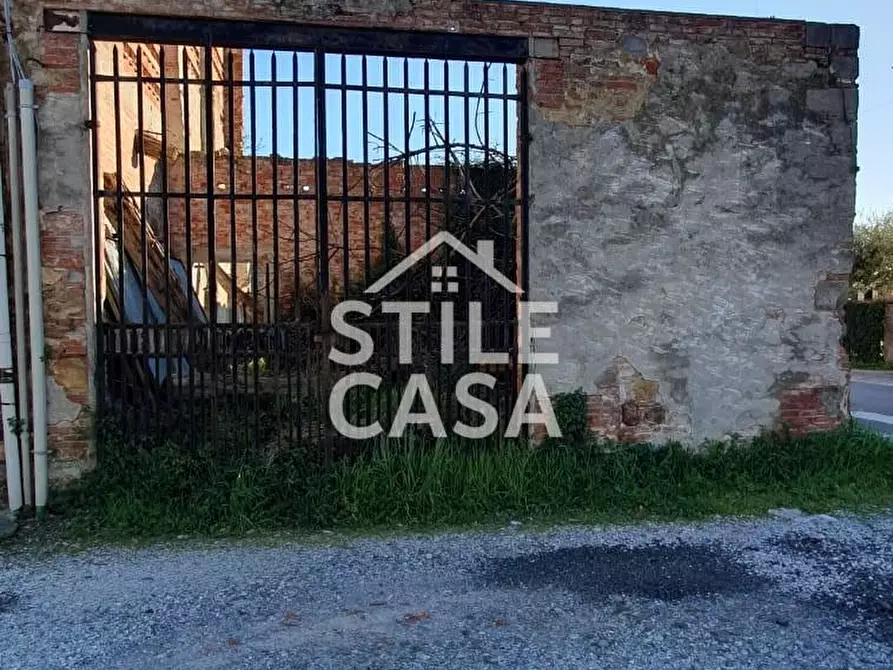 Immagine 3 di Deposito in vendita  a Capannori