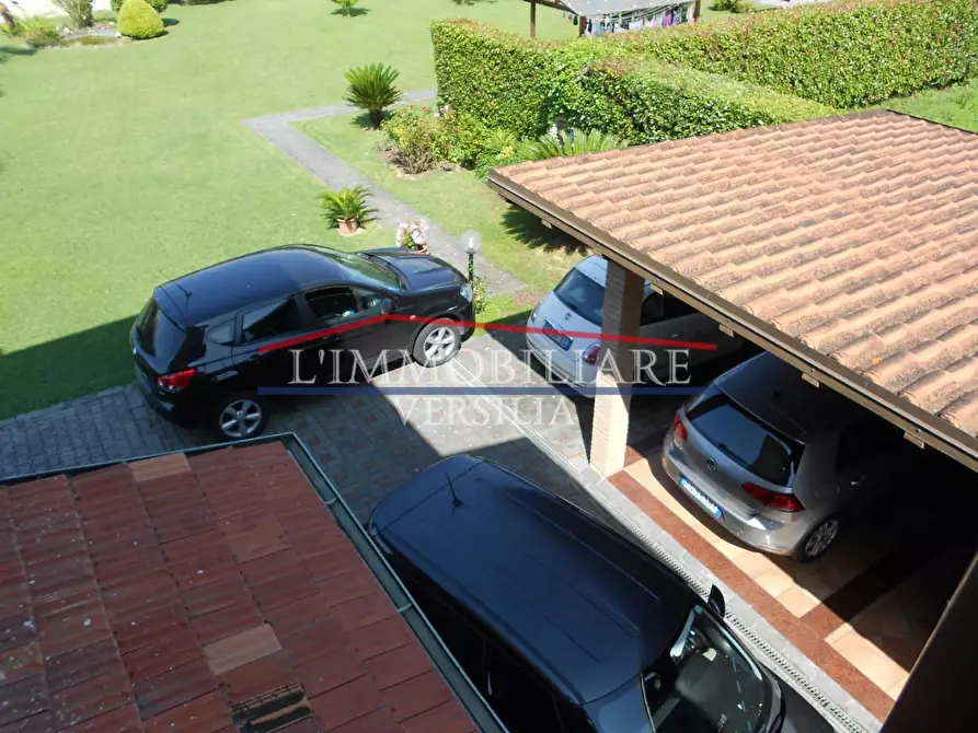 Immagine 52 di Villa in vendita  a Massa