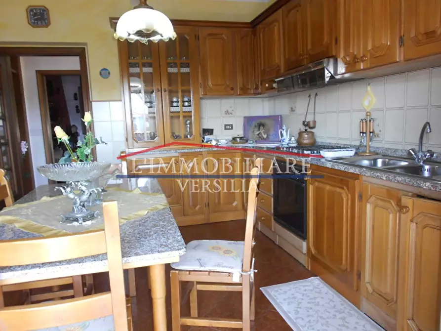 Immagine 55 di Villa in vendita  a Massa