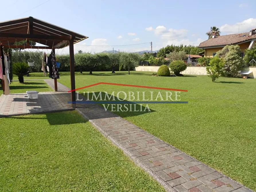 Immagine 11 di Villa in vendita  a Massa