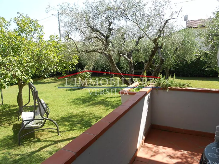 Immagine 43 di Villa in vendita  a Massa