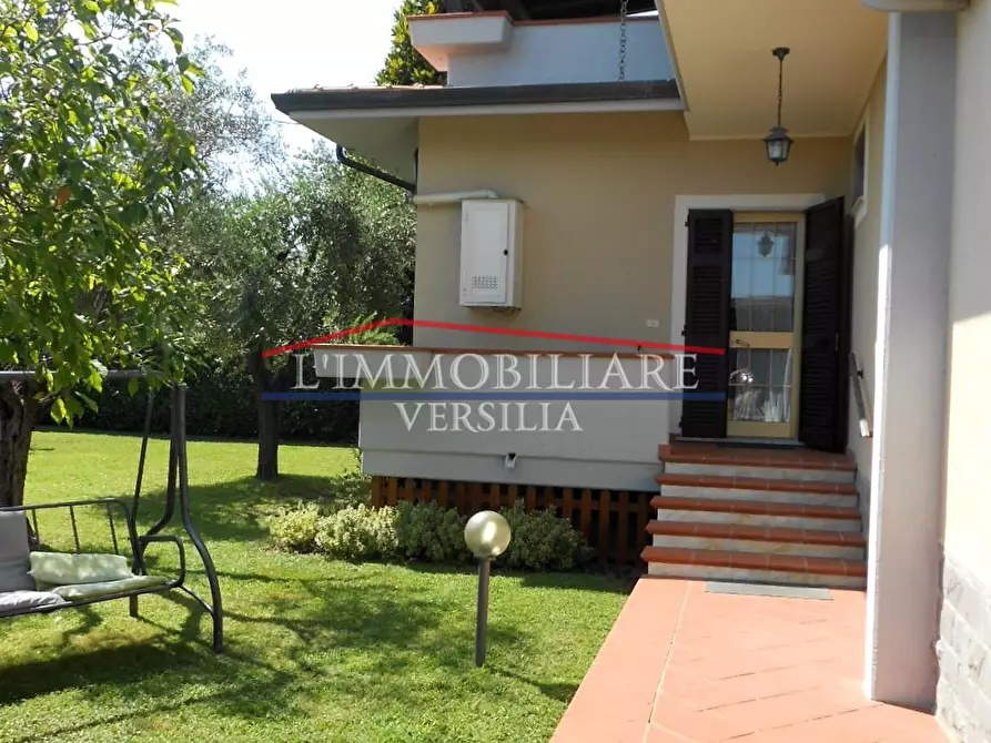 Immagine 46 di Villa in vendita  a Massa