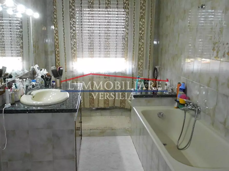 Immagine 77 di Villa in vendita  a Massa