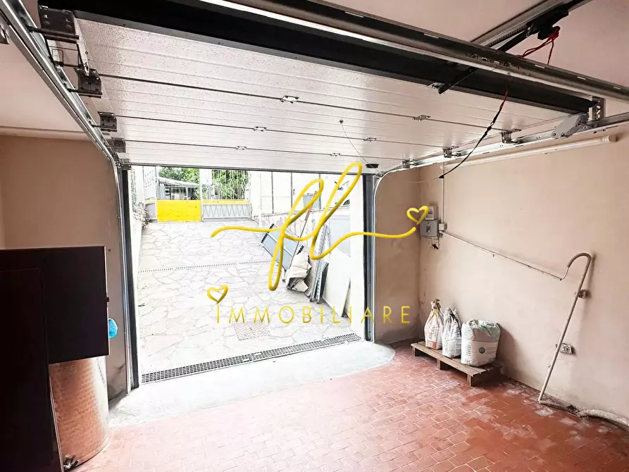 Immagine 3 di Garage in vendita  a Cecina