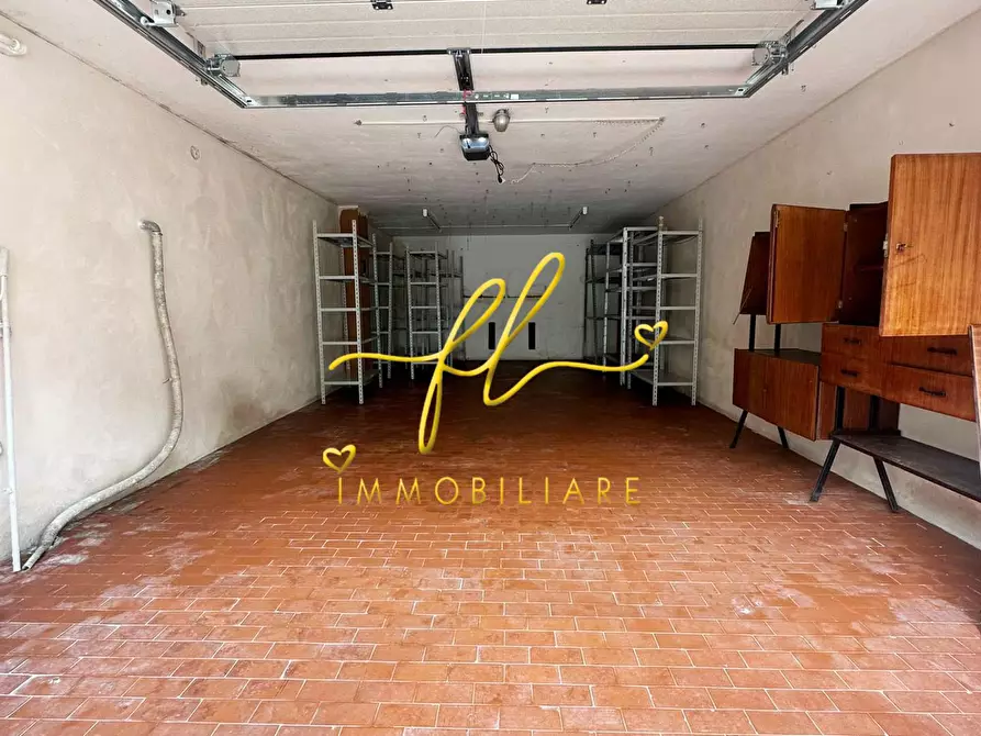 Immagine 2 di Garage in vendita  a Cecina