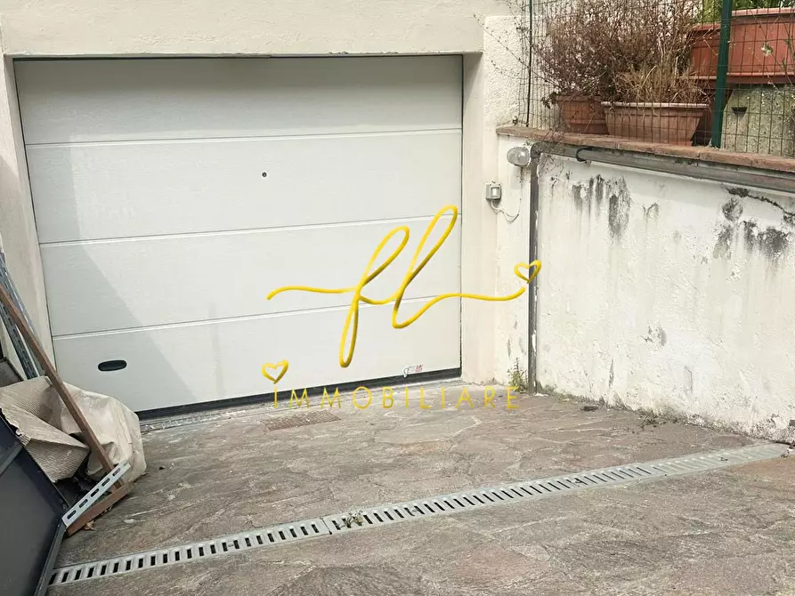 Immagine 1 di Garage in vendita  a Cecina